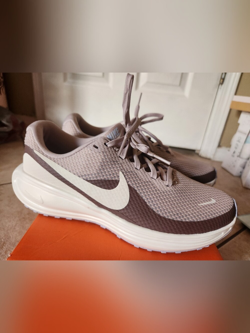 W Nike Revolution 8 Size 7.5